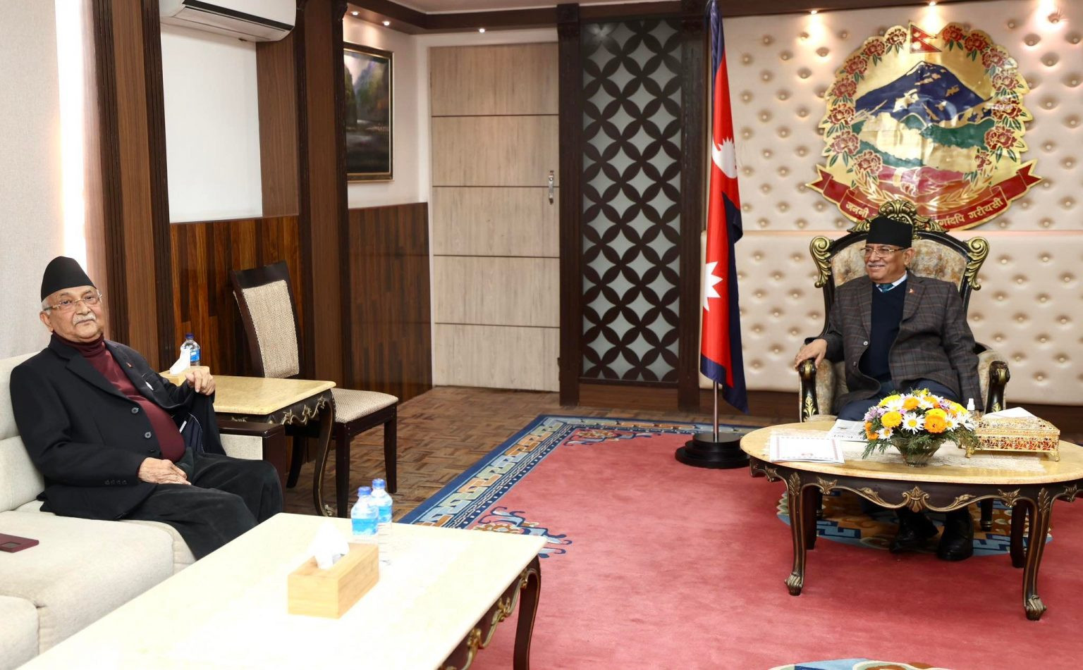 प्रचण्डसँगको २ घण्टा भेटपछि बालुवाटारबाट बाहिरिए ओली