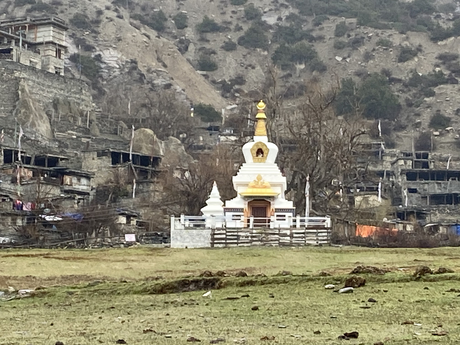 पुराना घरबस्तीमा निर्माण गरिएको स्तुपा