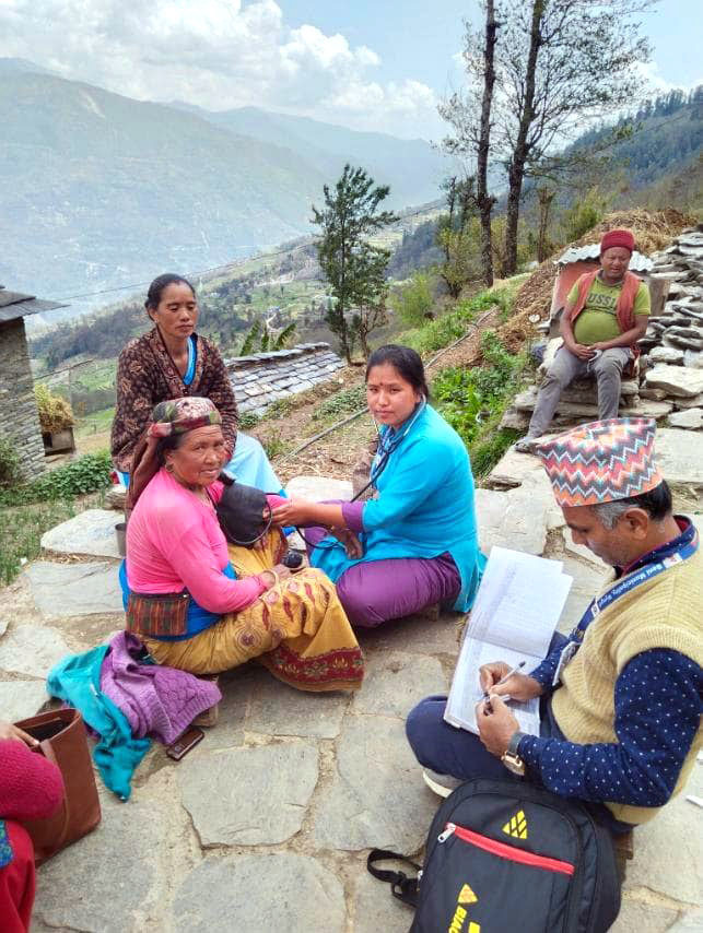 घर दैलोमा स्वास्थ्यकर्मी