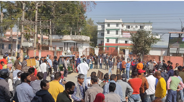मन्त्रिपरिषद् कार्यालय अगाडि व्यवसायीको प्रदर्शन