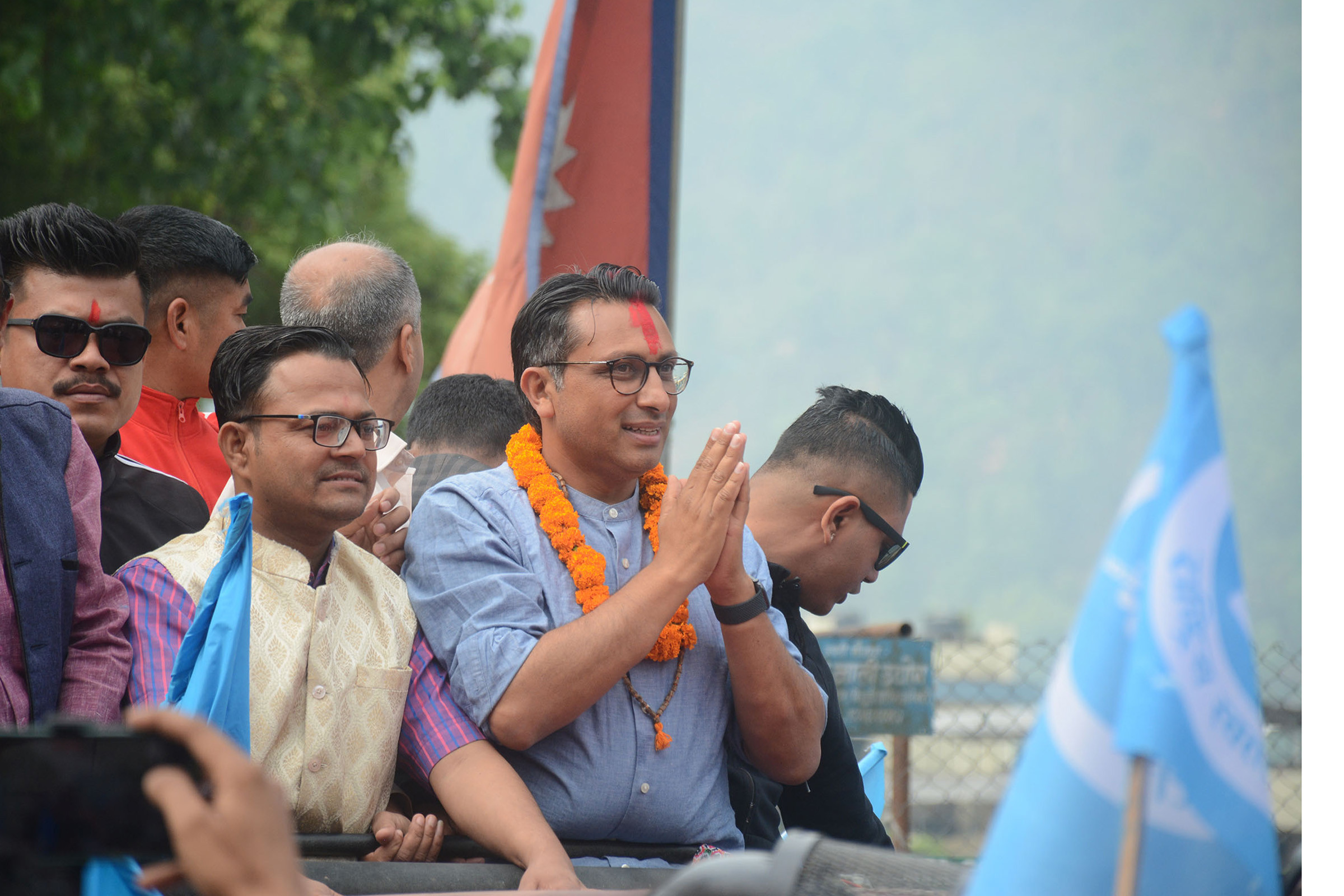 विजयी र्‍यालीमा उम्मेदवार डा.वाग्ले