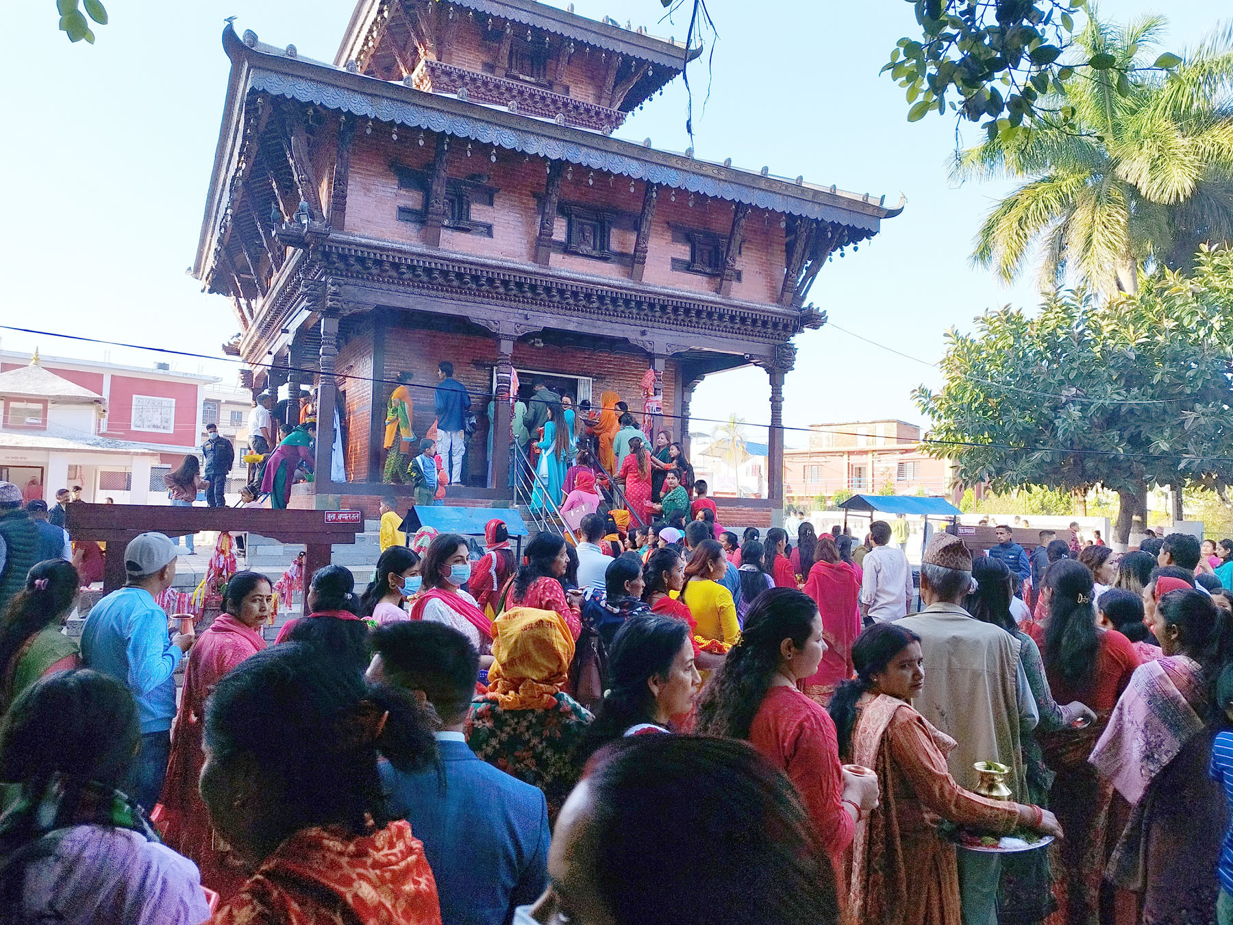 अम्बिकेश्वरी मन्दिरमा भक्तजन