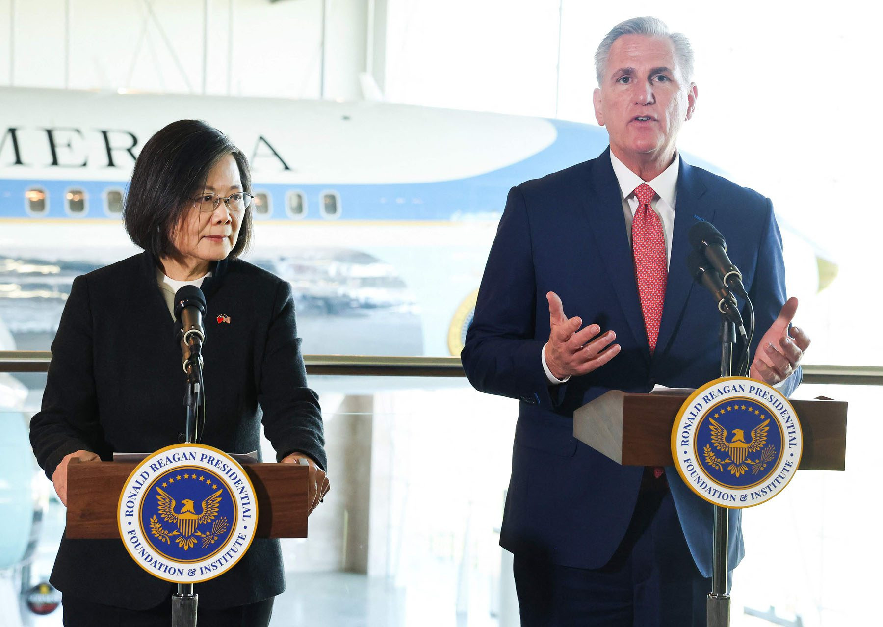 चीनको चेतावनीकाबिच ताइवानी राष्ट्रपतिले भेटिन् अमेरिकी सभामुख