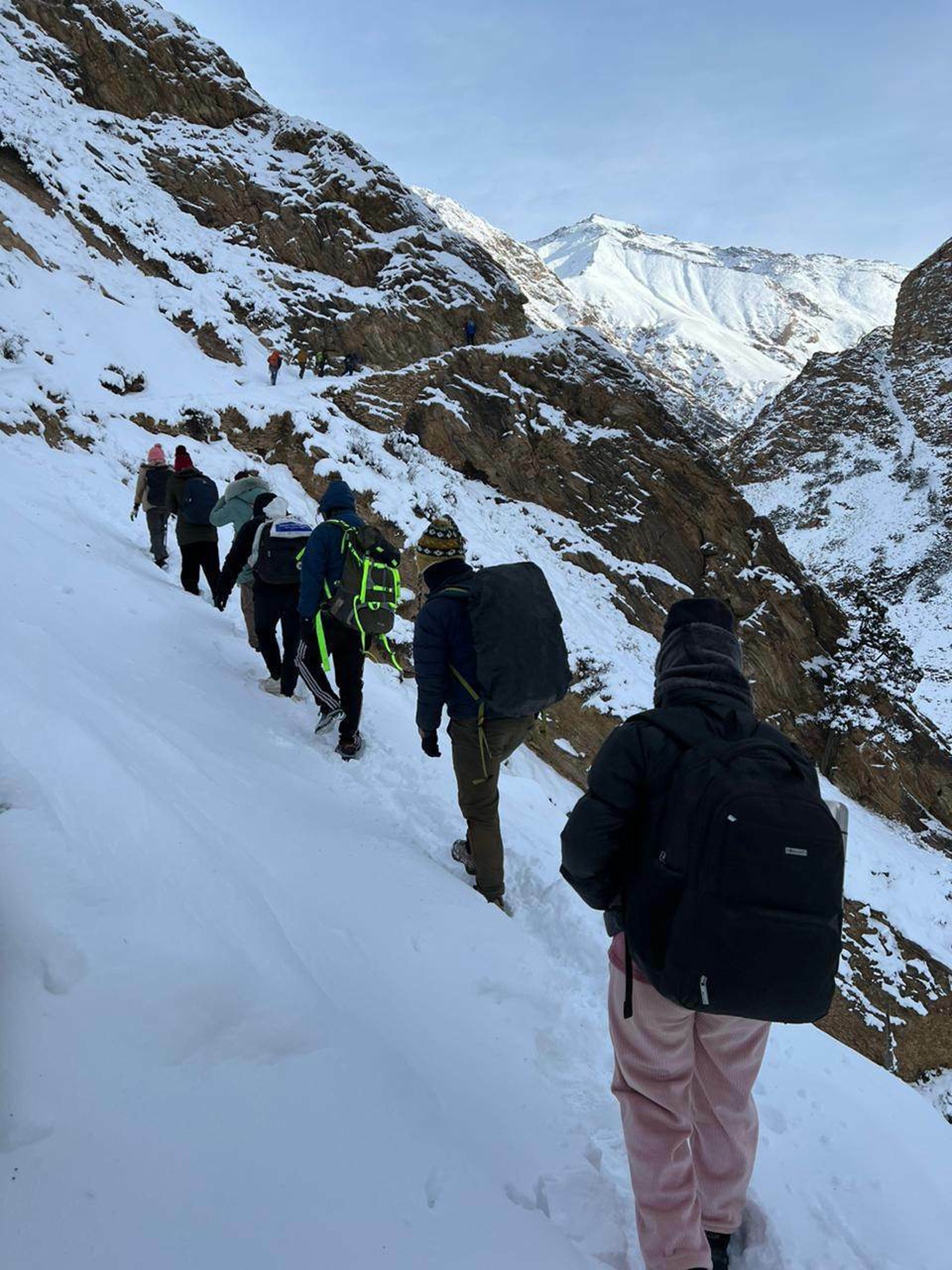 उपल्लो डोल्पा जाँदै कर्मचारी