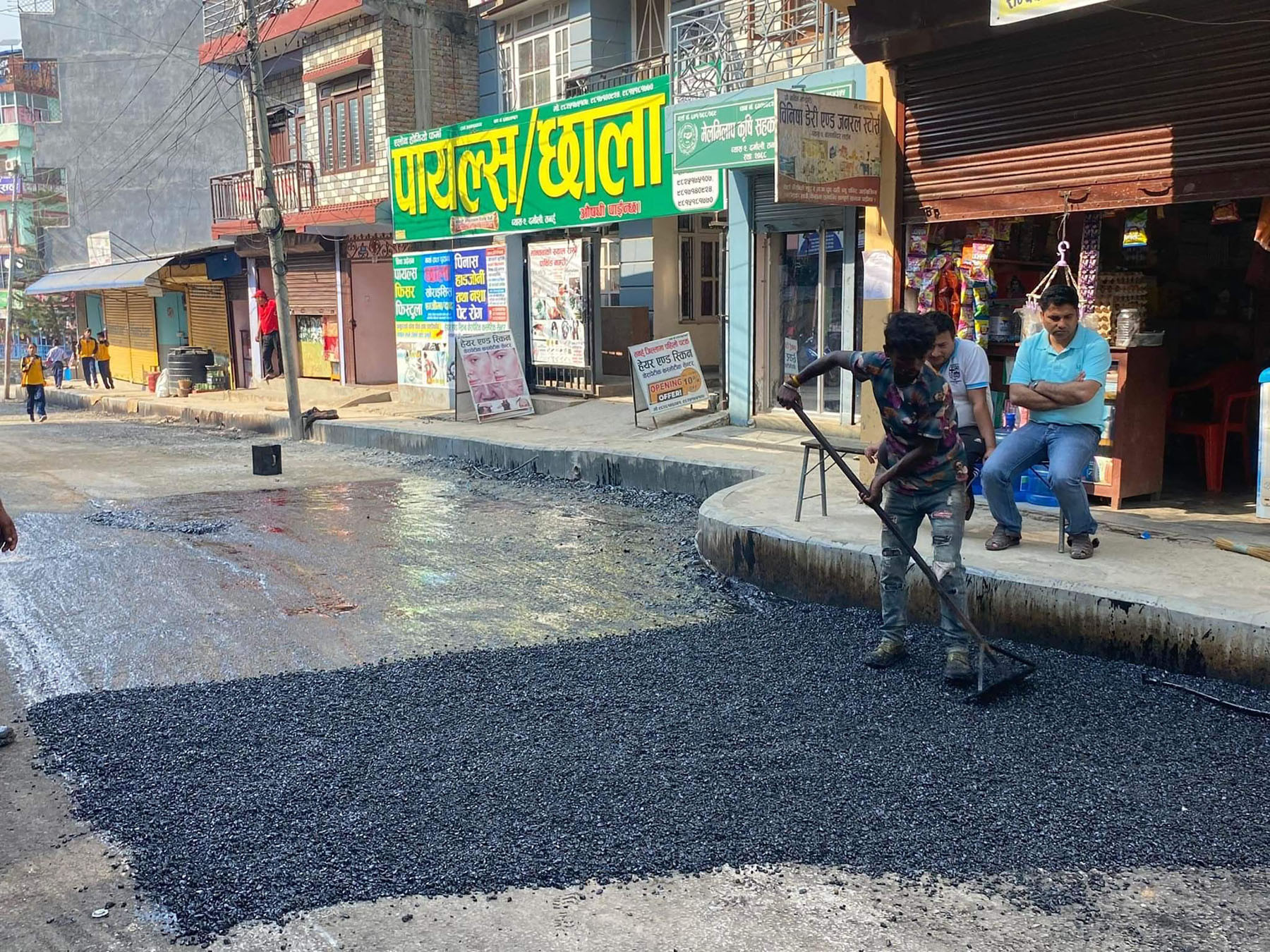 सडक कालोपत्रे गरिँदै