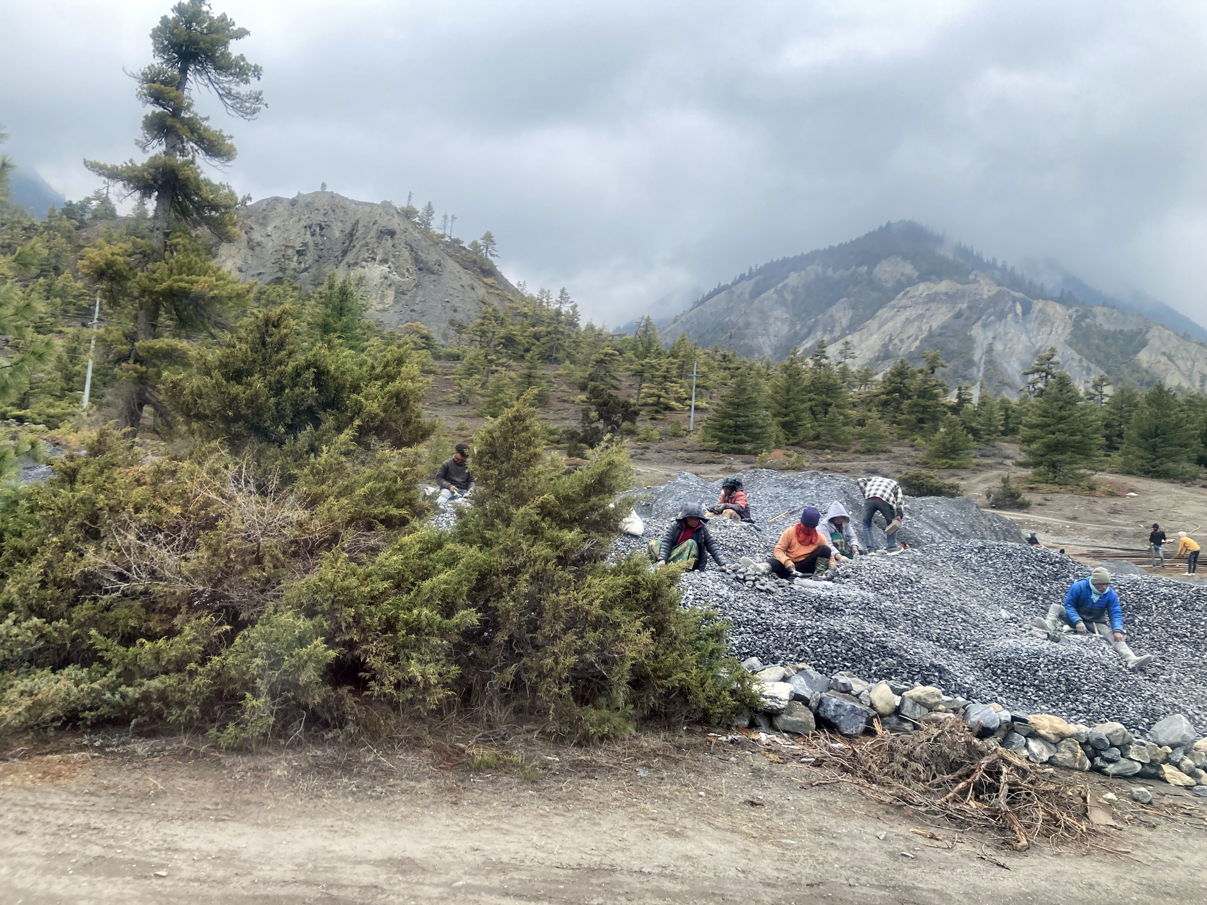 मनाङमा गिट्टी कुट्दै कामदार