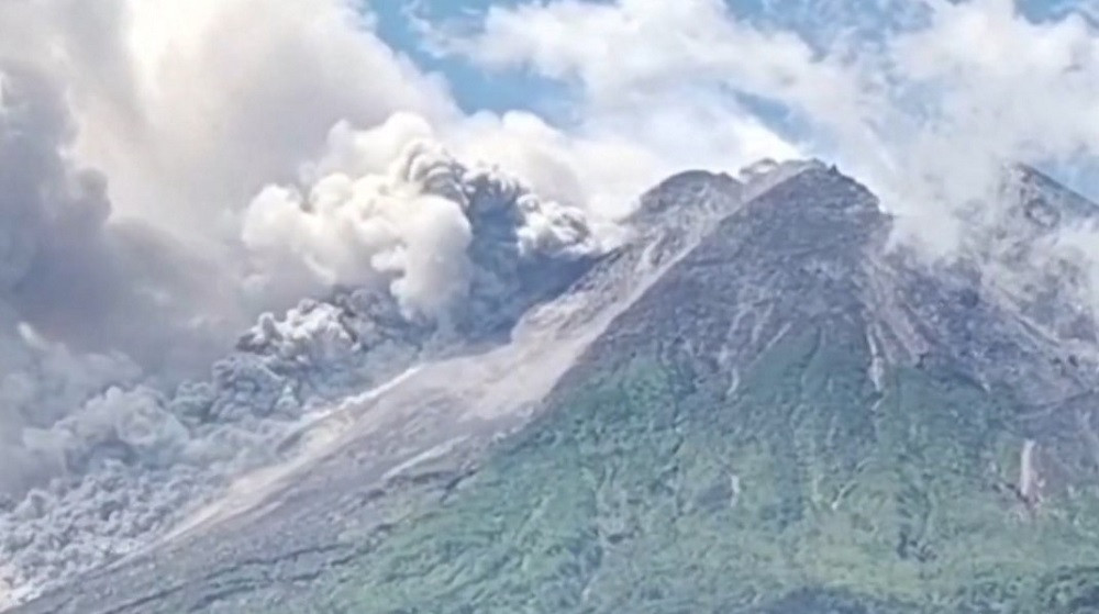 इण्डोनेसियाको मेरापी पर्वतमा ज्वालामुखी विष्फोट