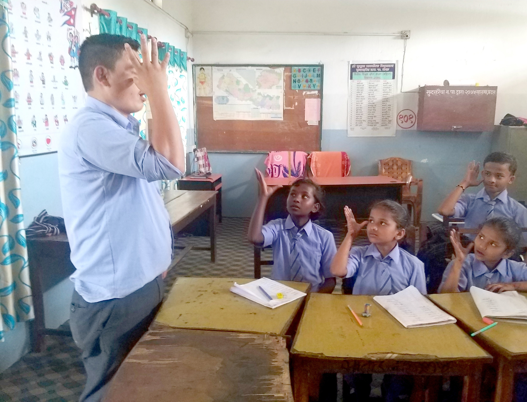 साङ्केतिक भाषाबाट पढ्दै सुस्तश्रवणका विद्यार्थी