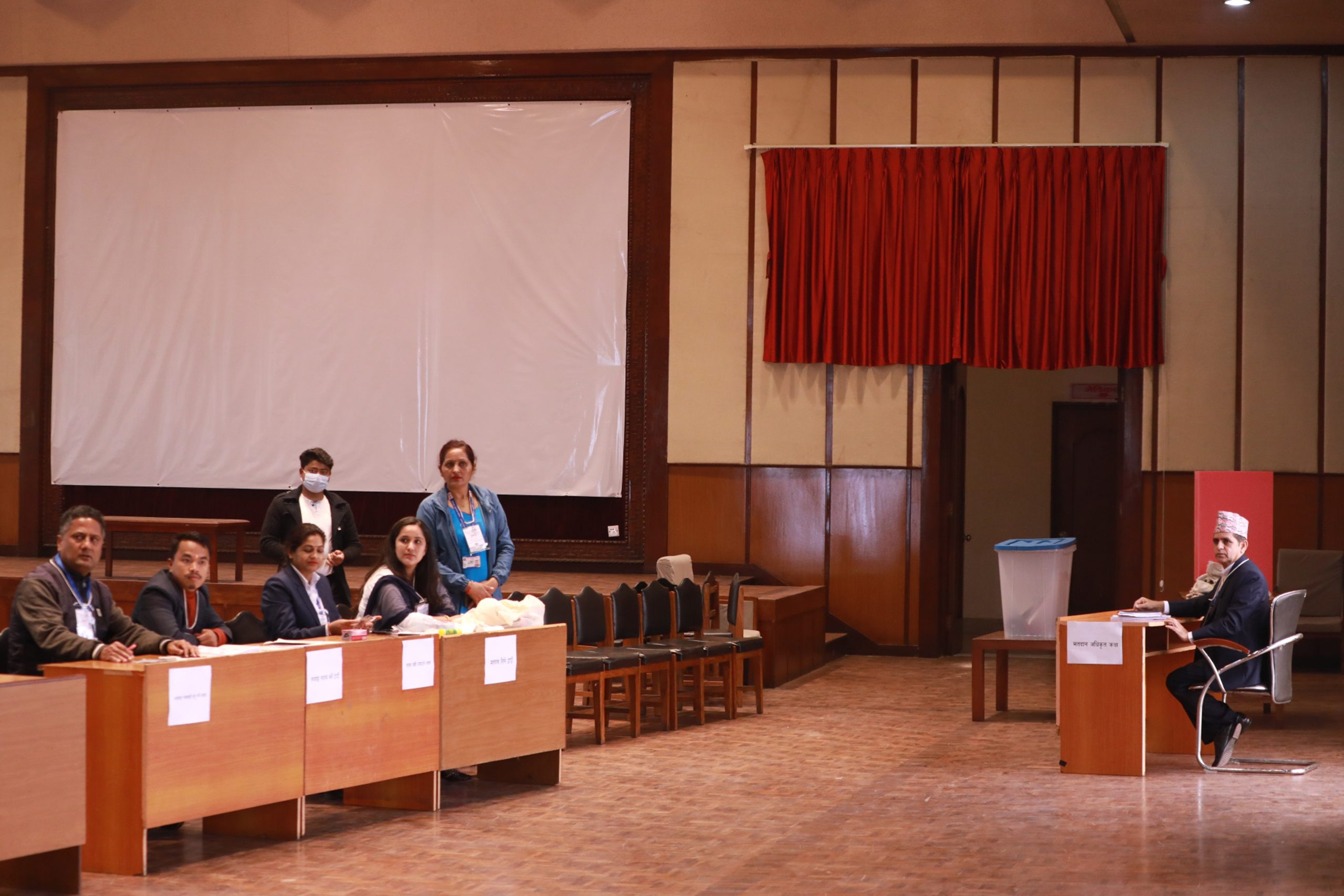 राष्ट्रपति निर्वाचनमा मतदाताले ५ मध्ये एउटा परिचयपत्र देखाउनु पर्ने