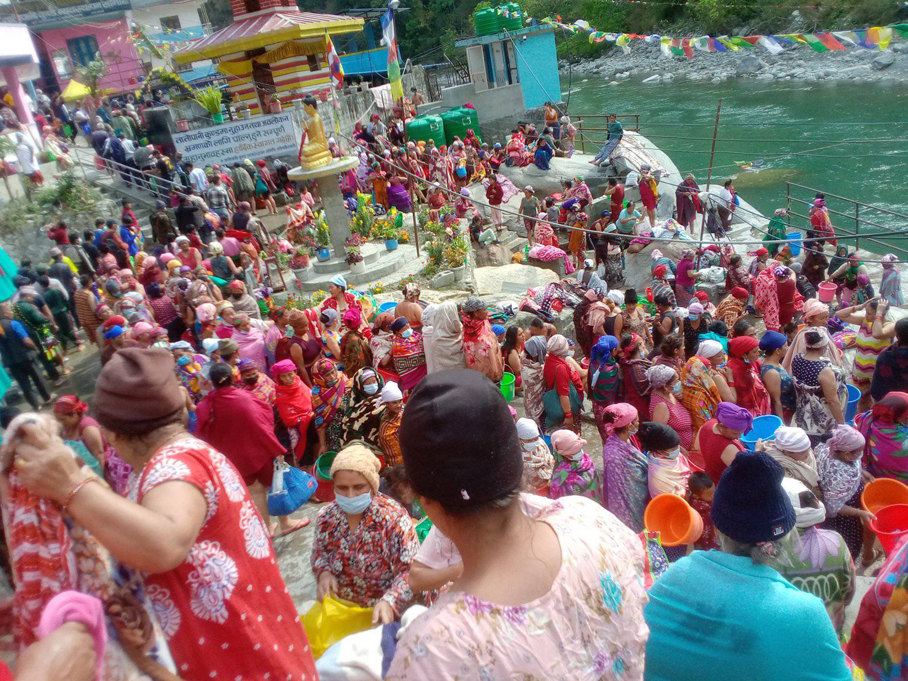 तातोपानीमा स्नान गर्नेको भीड