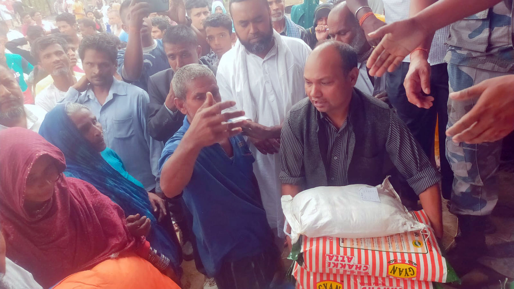 आगलागी पीडितलाई राहत वितरण