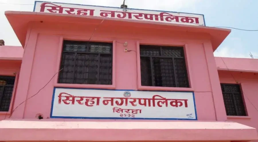 मापदण्डविपरीतका संरचना हटाउँदै सिरहा नगरपालिका