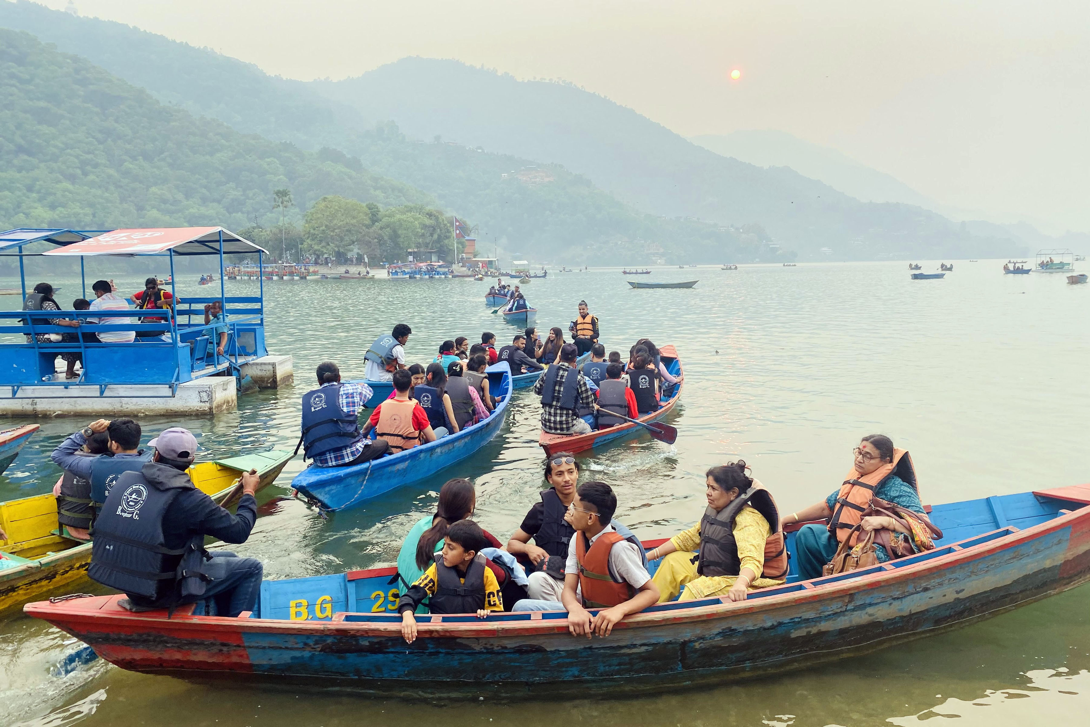 डुङ्गा सयर गर्दै पर्यटक