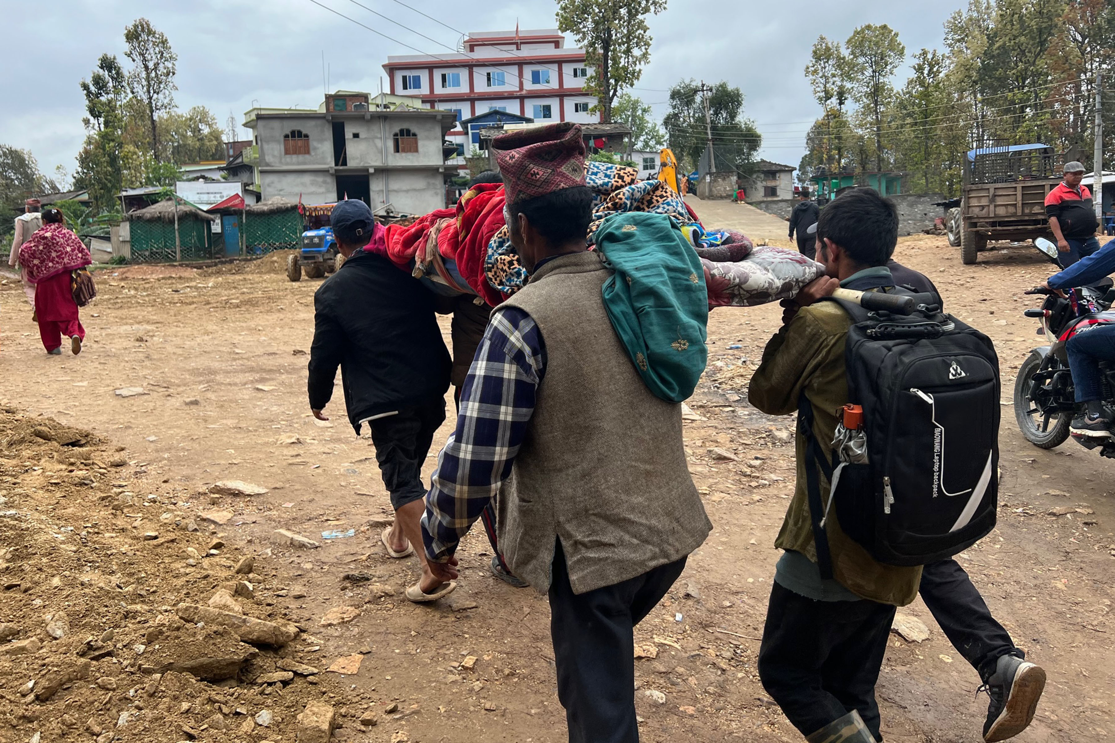 बिरामीलाई अस्पताल ल्याइँदै