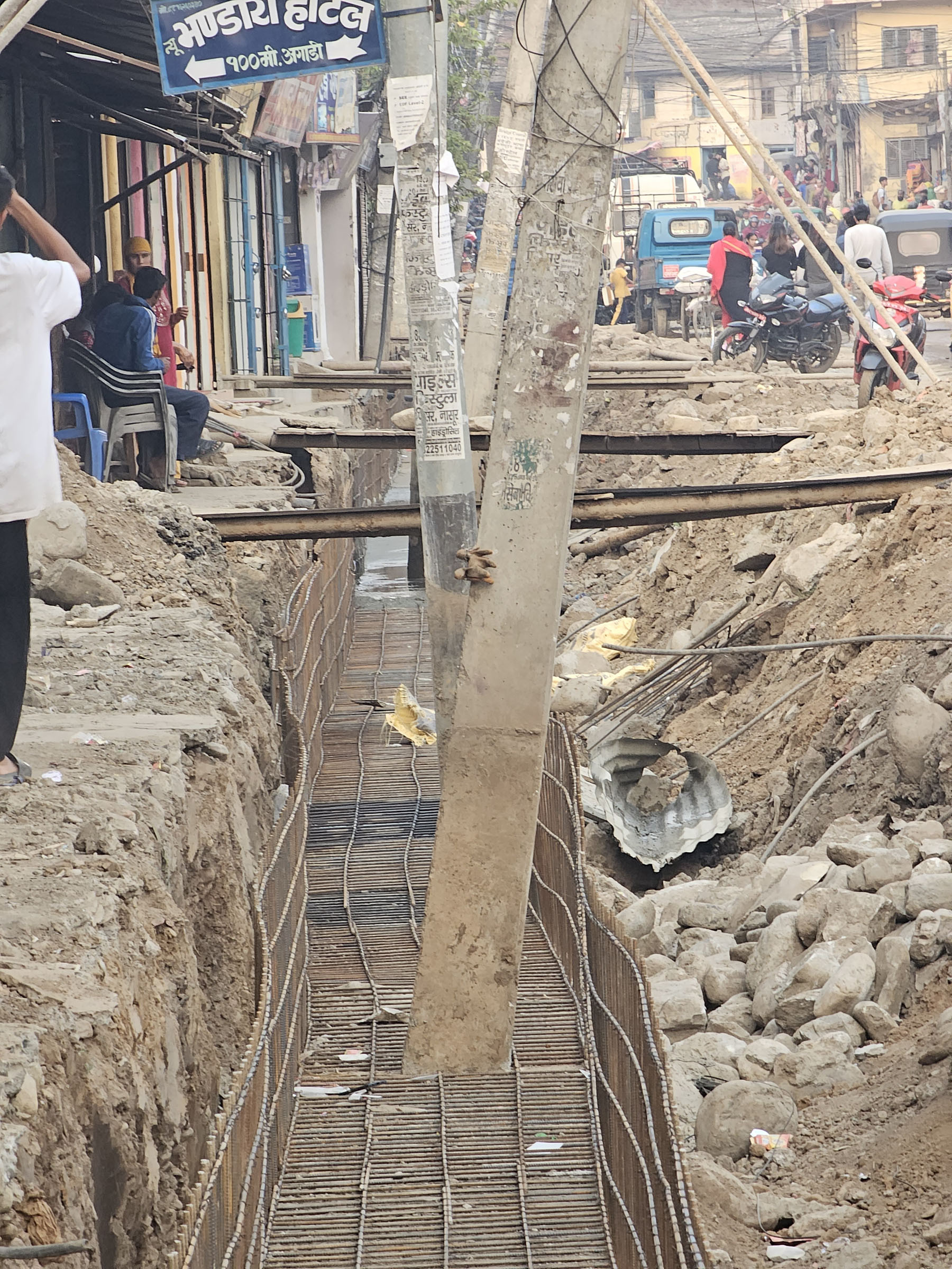 नालीको बीचमा पोल