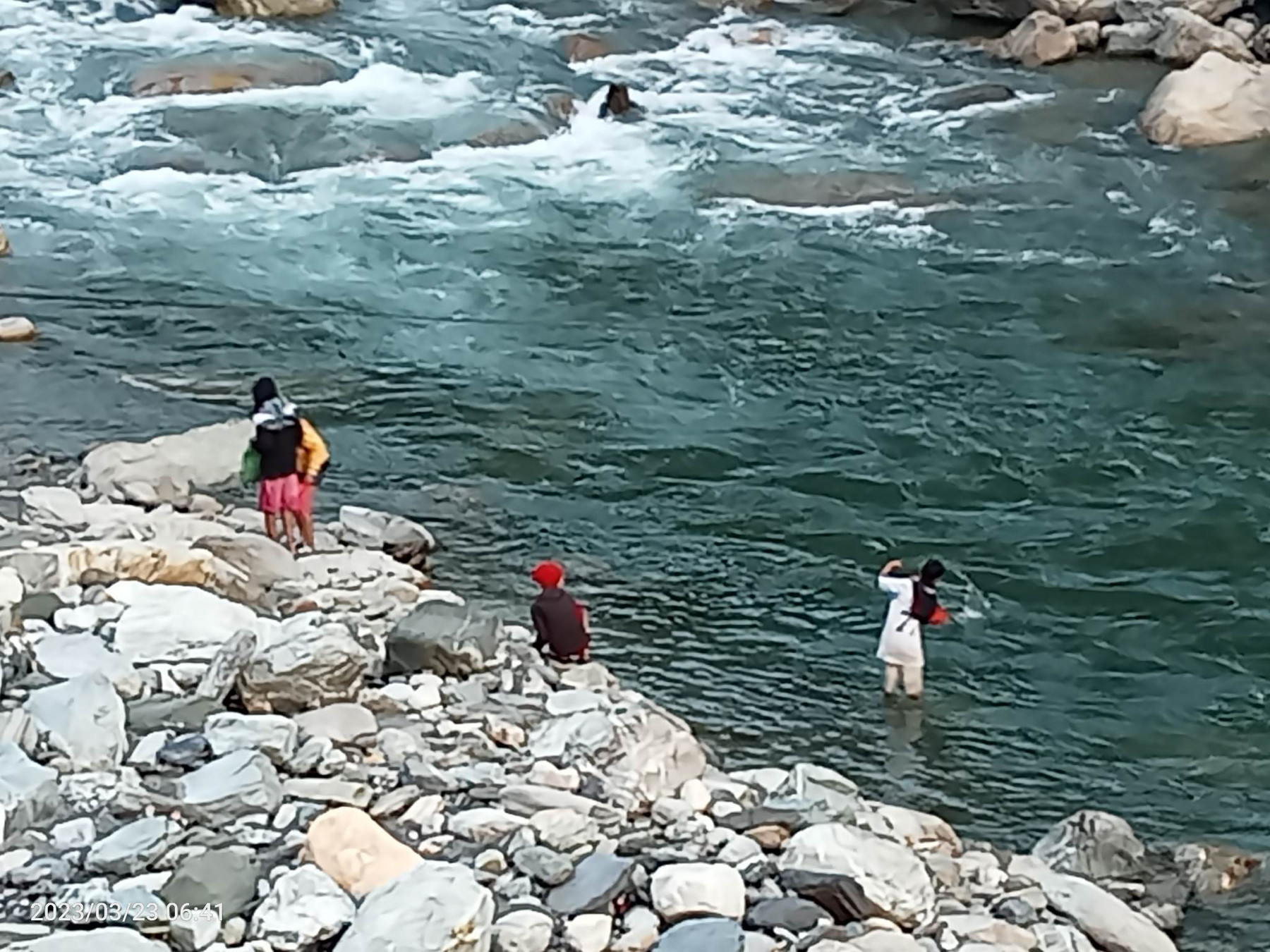 माछा मार्दै बालक