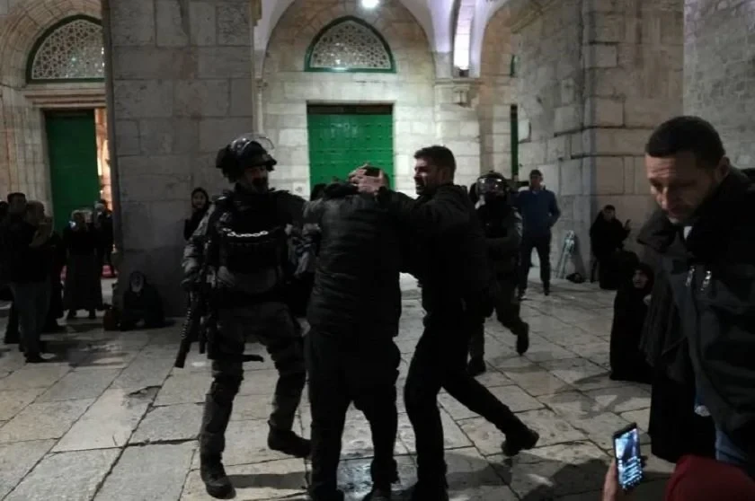 युक्रेन युद्धबारे विश्वको ध्यान खिच्ने  तस्बिर कोरेकी रूसी बालिका ‘आमाको जिम्मामा’