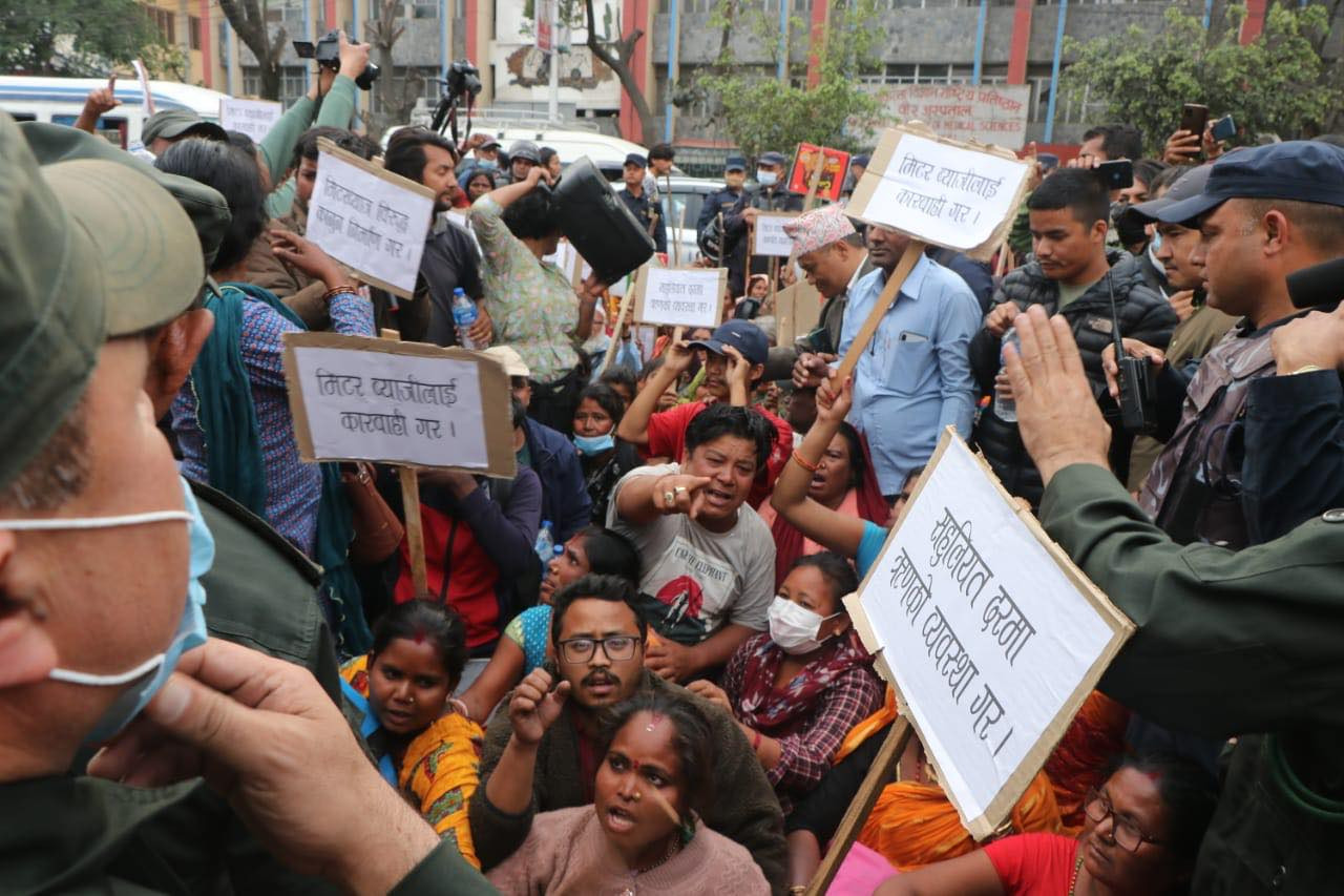 नयाँ होइनन् मिटरब्याज पीडितका समस्या, दुई हजारभन्दा बढी उजुरी