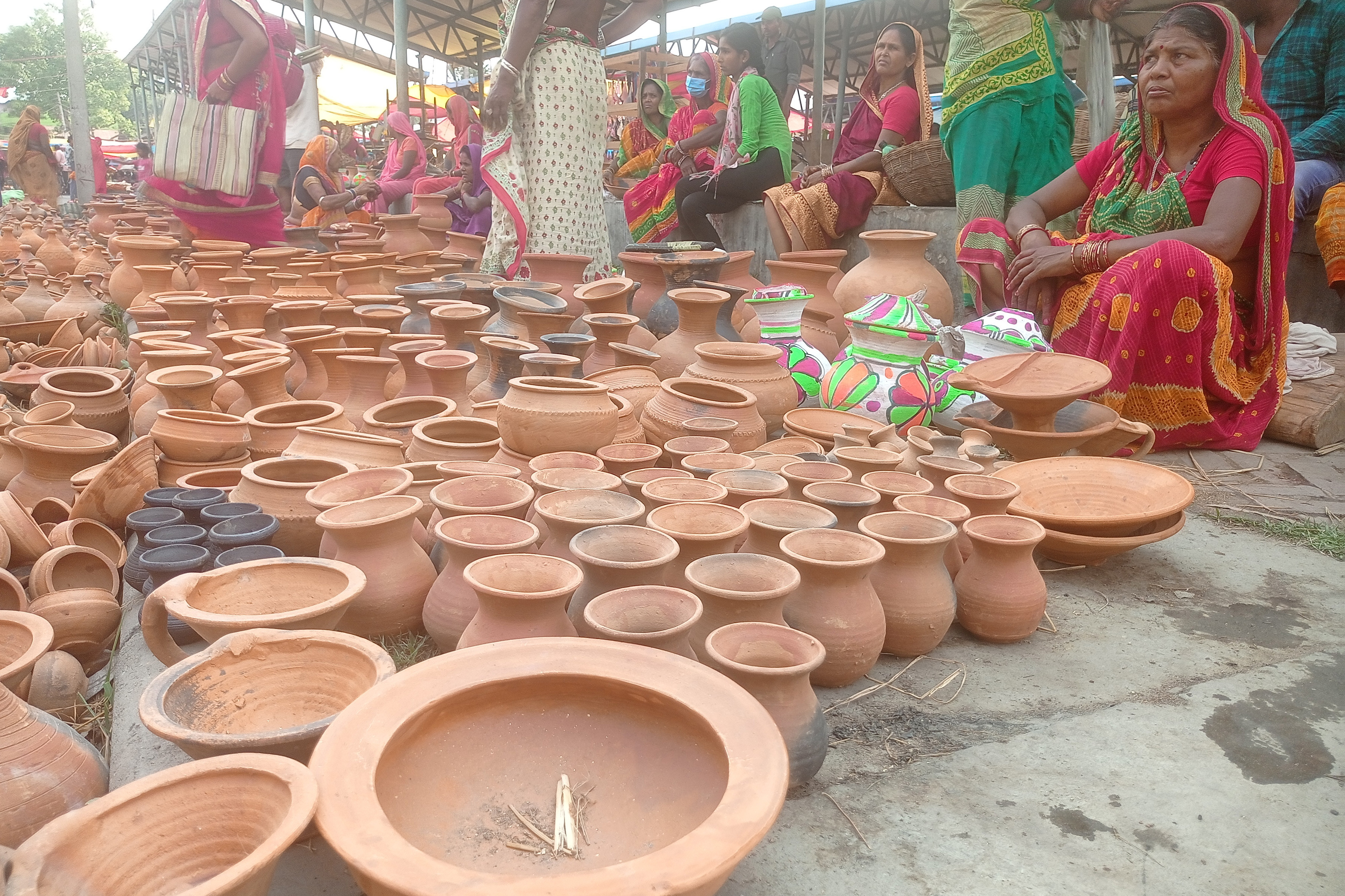 बिक्रीमा राखिएका माटाका भाँडाकुँडा