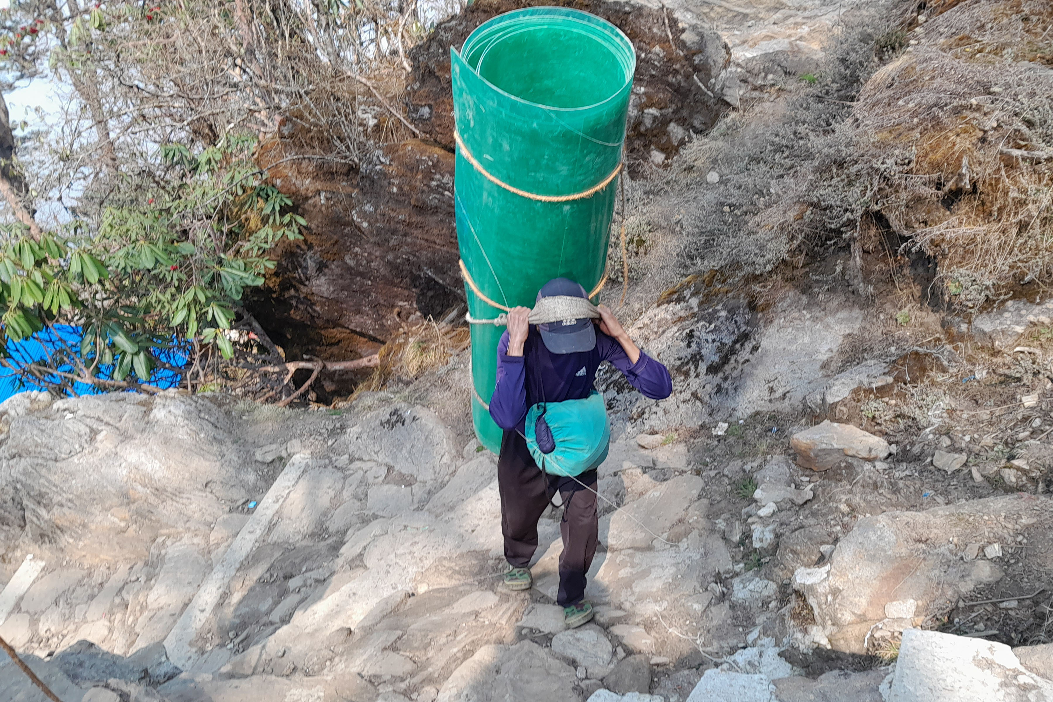 भरियालाई बोकाएर फाइवर लगिँदै