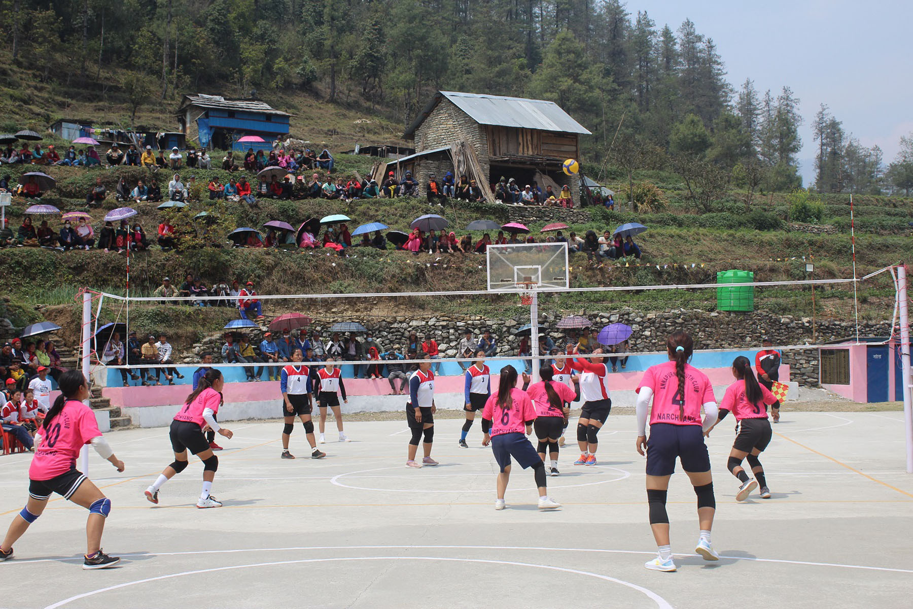 घराम्दीको खेलमैदानमा प्रतिस्पर्धा गर्दै खेलाडीहरु
