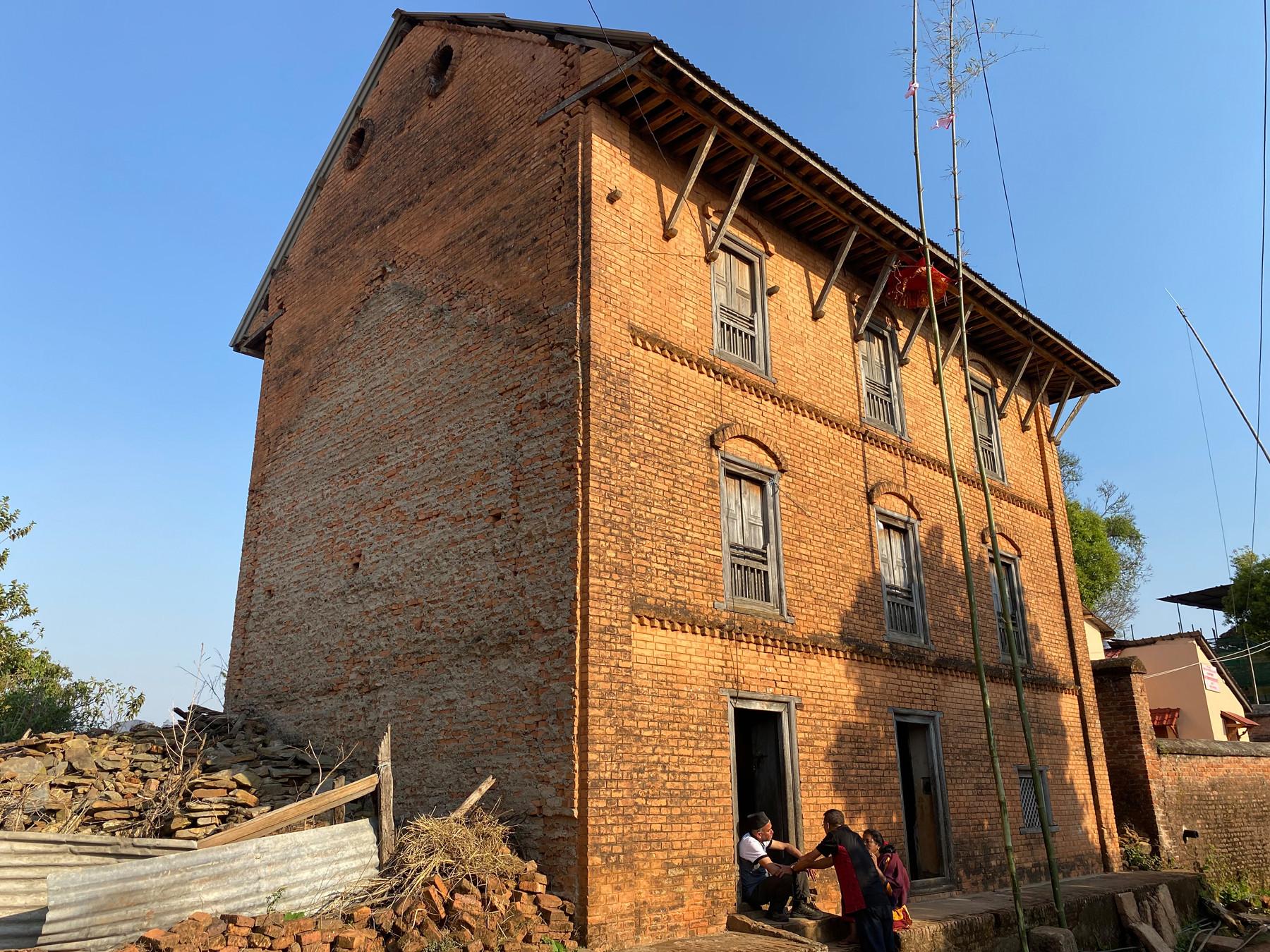 पुनःनिर्माणको पखाईमा द्वारे निवास