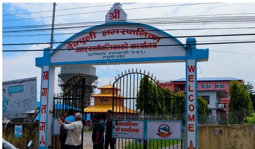 देवचुली नगरपालिकाले विपन्न परिवारलाई घर बनाइदिँदै