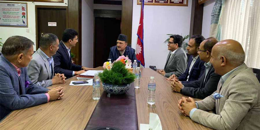 बैंकको ब्याजदर घटाउन अर्थमन्त्रीसँग व्यवसायीको माग