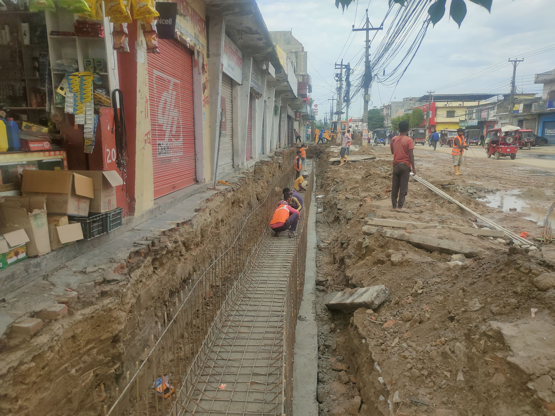 धनगढीको मुख्य सडक स्तरोन्नतिका लागि  काम गर्दै