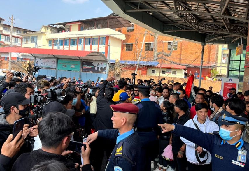 पल शाहको समर्थकको भिडले एयरपोर्टको आन्तरिक टर्मिनल अस्तव्यस्त