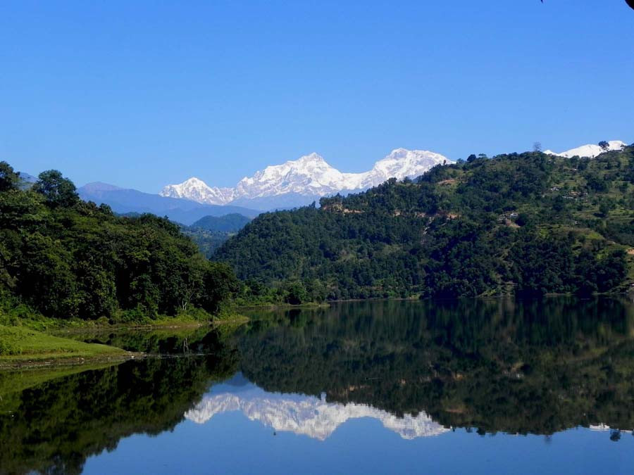 हिमाल र मन्दिरको प्रतिबिम्ब देखिने बिमको बराह ताल