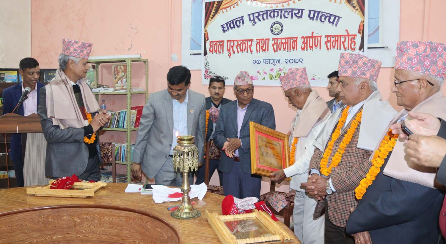 धवल पुरस्कारबाट साहित्यकार पन्थी र गैरे पुरस्कृत