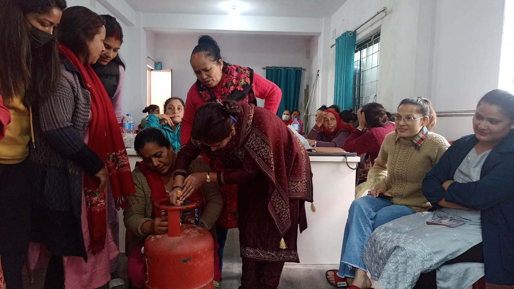 तालिममा सीप सिक्दै महिला