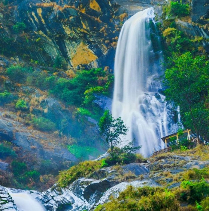 झरना अवलोकन गर्ने क्रममा चिप्लिएर एकको मृत्यु