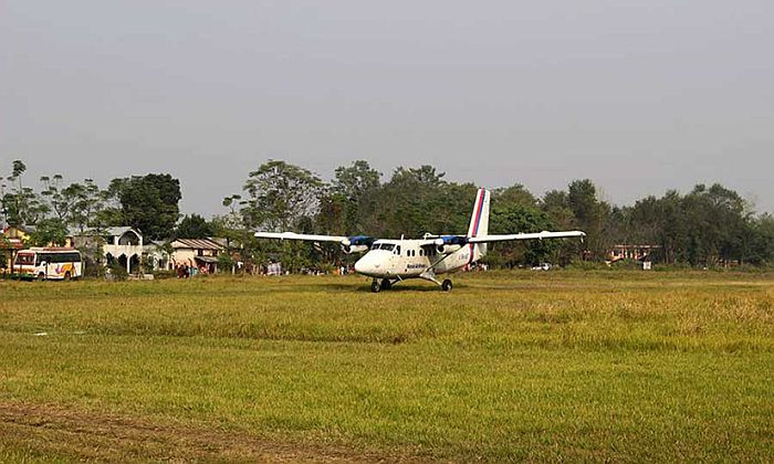 मेघौली विमानस्थलः धावनमार्गमा ग्रावेल बिछ्याइँदै