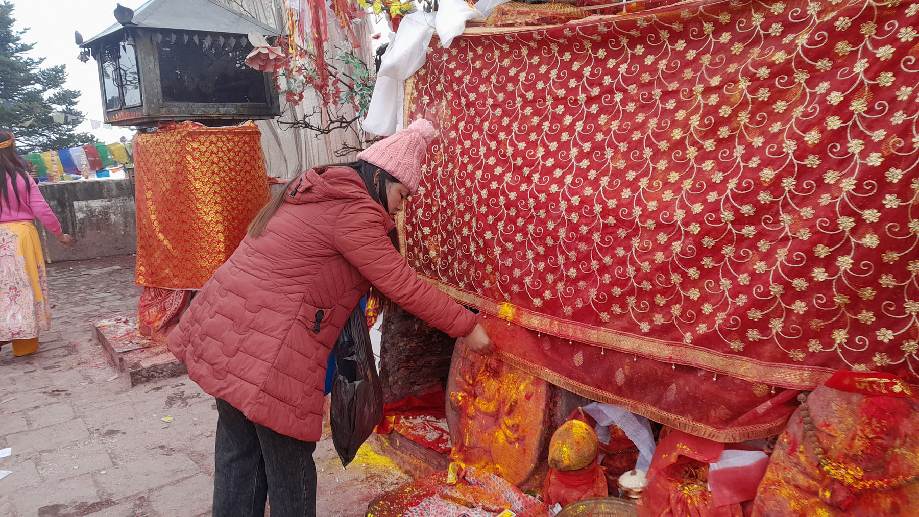 पाथीभरामा पूजापाठ गर्दै भक्तजन
