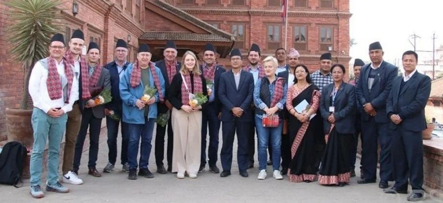 जर्मन-दक्षिण एसियाली संसदीय टोलीद्वारा भक्तपुरका सम्पदाको अवलोकन