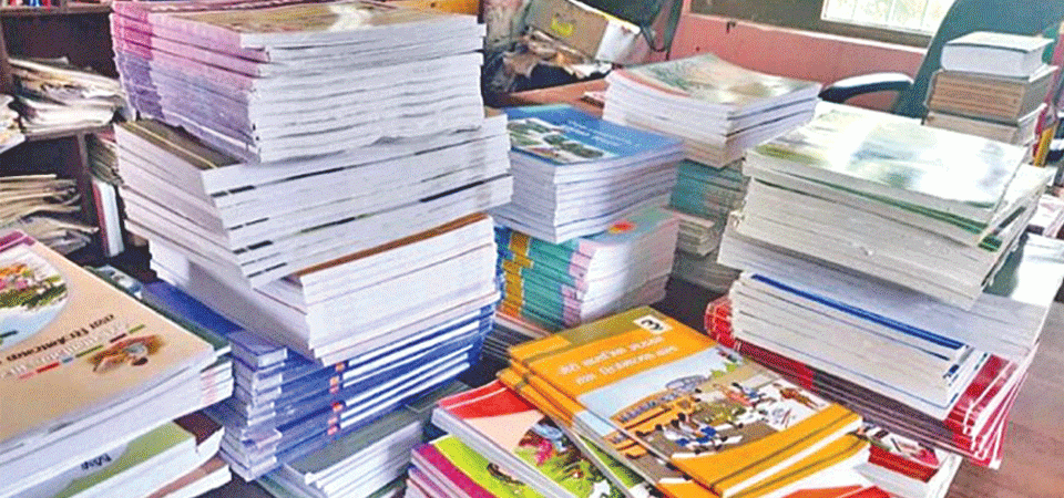 उदयपुरमा पाठ्यपुस्तक अभाव