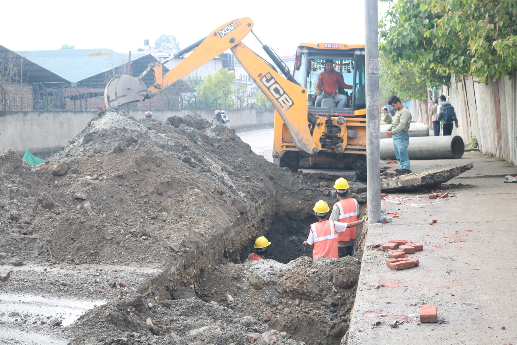 नाली खन्दै